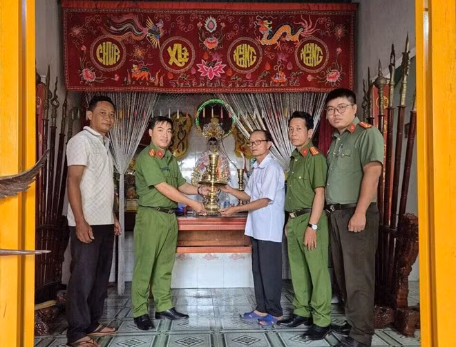 Lực lượng công an tiến hành bàn giao lại số tài sản bị trộm cho đại diện Miếu Bà Chúa Xứ Nguyên Nhung. Ảnh: Công an