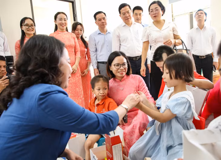 Phó Chủ tịch nước Võ Thị Ánh Xuân thăm các cháu có hoàn cảnh đặc biệt khó khăn đang được chăm sóc, nuôi dưỡng tại Trung tâm trợ giúp xã hội tỉnh (cơ sở 2).