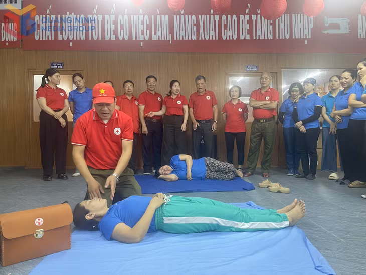 Hội CTĐ phường Mạo Khê hướng dẫn người lao động của Công ty TNHH Sản xuất và Thương Mại Sao Mai cách sơ cứu nạn nhân bị TNGT và tai nạn lao động.