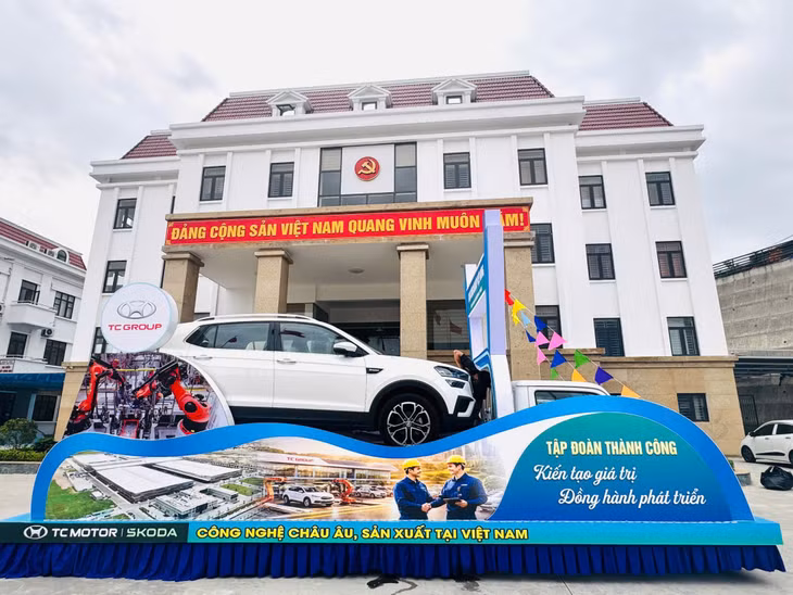 Mô hình xe diễu hành của phường Việt Hưng.
