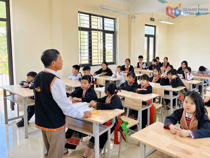 Học sinh Trường Tiểu học và THCS Tân Dân (xã Quảng La) học tiếng Dao Thanh Phán.