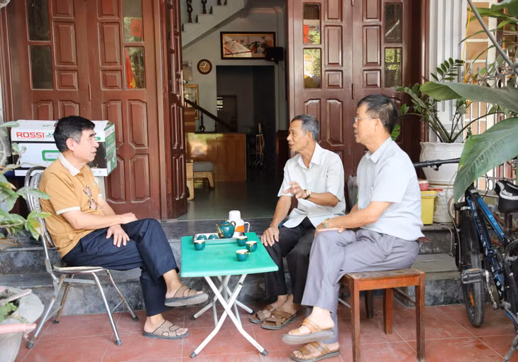 Các đảng viên Chi bộ khu phố 1, phường Hạ Long trò chuyện với người dân trong khu phố.