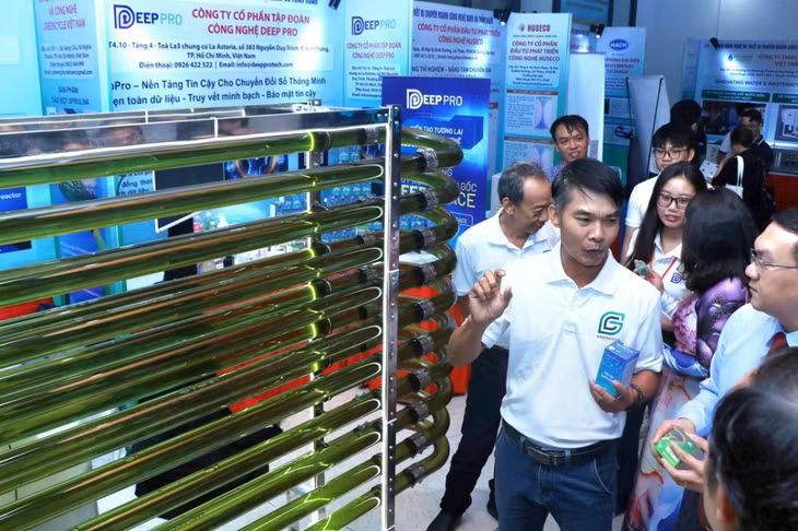 Khu trưng bày công nghệ nuôi tảo tuần hoàn, đang được triển khai tại xã Nghĩa Thành (TP.HCM) - Ảnh: TRỌNG NHÂN