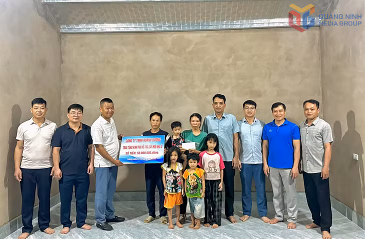 UBND xã Lương Minh trao hỗ trợ 50 triệu đồng hỗ trợ gia đình khó khăn trên địa bàn xây dựng nhà ở.
