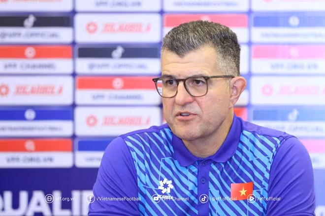 HLV Cristiano Roland của U17 Việt Nam. Ảnh: VFF