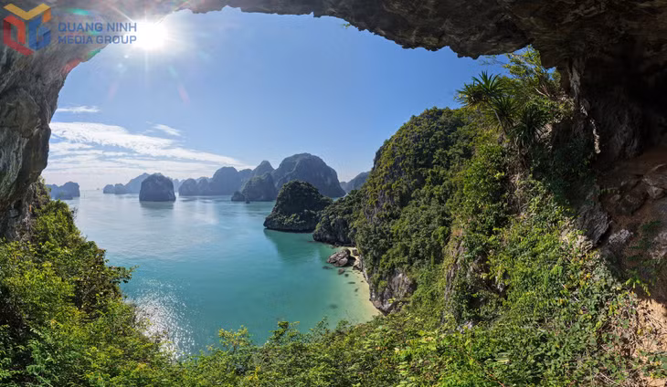 Cửa hang ở Ba Cát như ôm trọn cảnh vịnh lung linh dưới nắng, làm nổi bật những hòn đảo đá nhấp nhô.