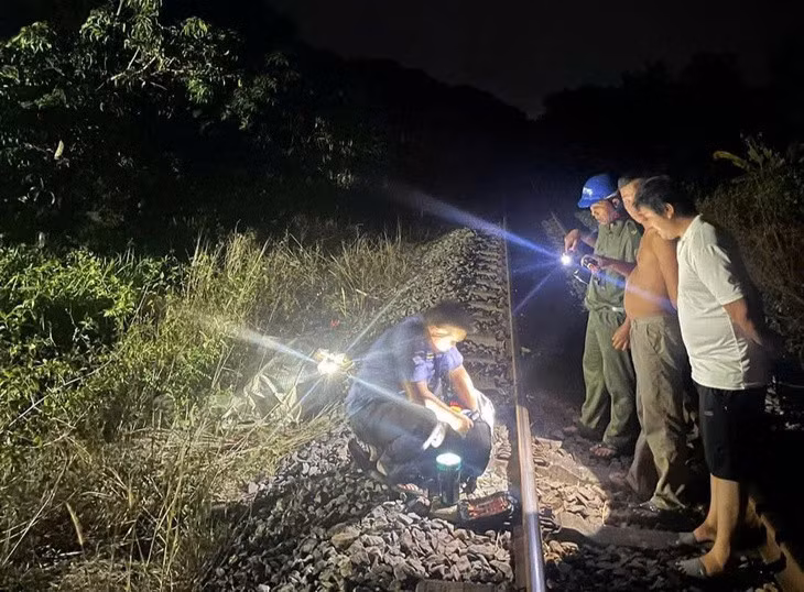 Lực lượng chức năng có mặt tại hiện trường vụ tai nạn đường sắt - Ảnh: Công an xã Cam Hiệp
