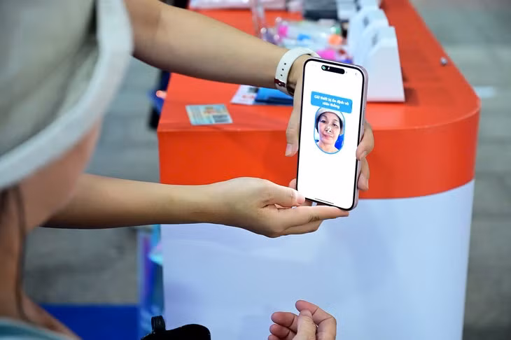 Nhiều ngân hàng và ví điện tử áp dụng cơ chế cảnh báo về độ tin cậy của tài khoản nhận tiền cho khách hàng - Ảnh: QUANG ĐỊNH