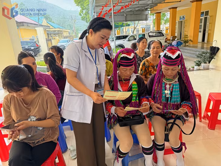 Hội KHHGĐ tỉnh tuyên truyền về SKSS-KHHGĐ tại Trạm Y tế xã Đường Hoa.
