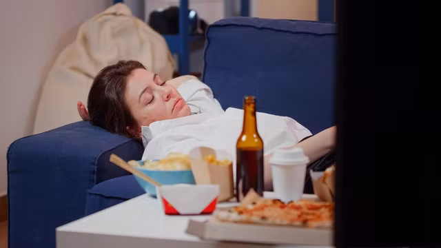 Nằm ngay sau khi ăn là một trong những thói quen phổ biến khiến bụng dễ tích mỡ hơn.