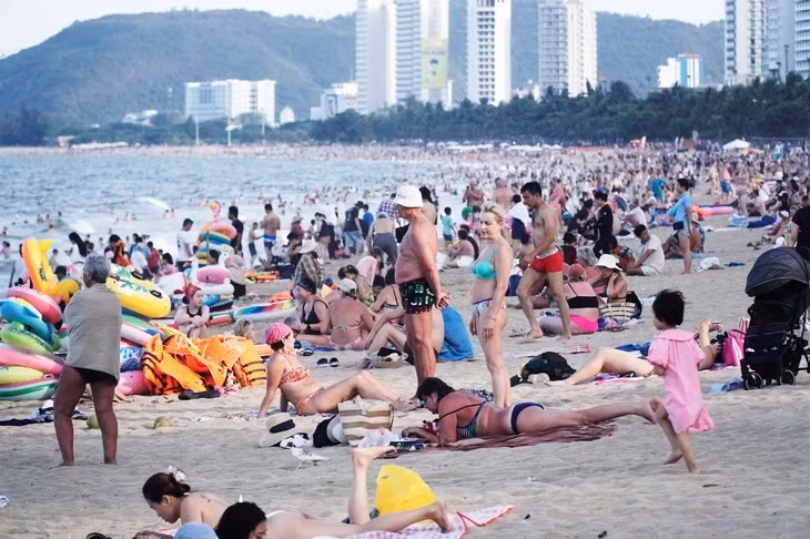 Đông nghẹt du khách tắm biển Nha Trang dịp lễ - Ảnh: TRẦN HOÀI