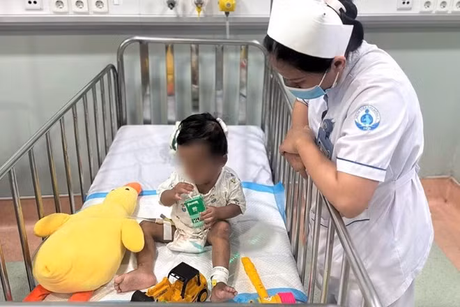 Cháu K đang điều trị tại Bệnh viện Nhi Đồng 1 sau khi bị bạo hành. Ảnh: BVNĐ1