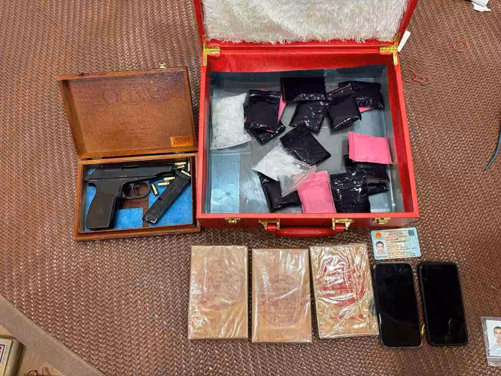 3 bánh ma tuý Heroine, hơn 3000 viên ma tuý tổng hợp cùng 2 túi chứa ma túy Ketamine, Methaphetamine thu giữ của Trương Văn Hải. Ảnh: Công an tỉnh Hưng Yên