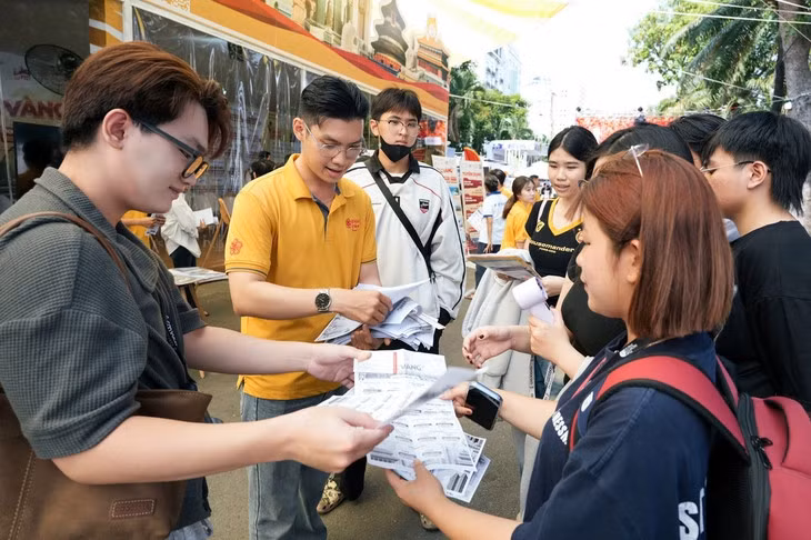 Khách tìm mua tour cho dịp hè 2026 - Ảnh: HỮU HẠNH