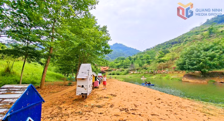 Không gian xanh, sạch, vừa mang vẻ yên bình của vùng thôn bản vừa mang vẻ trong mát của khu du lịch thoáng rộng.