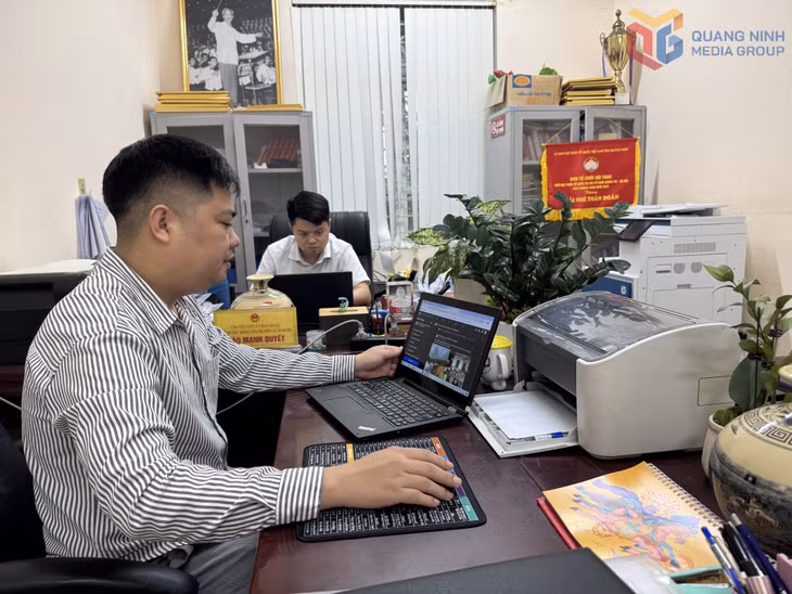 Cán bộ MTTQ xã Đầm Hà tiếp nhận phản ánh, kiến nghị của người dân qua trang Fanpage của Mặt trận.