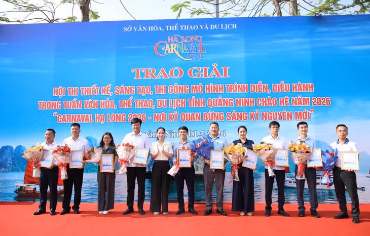 Ban Tổ chức trao các giải nhì tại hội thi.
