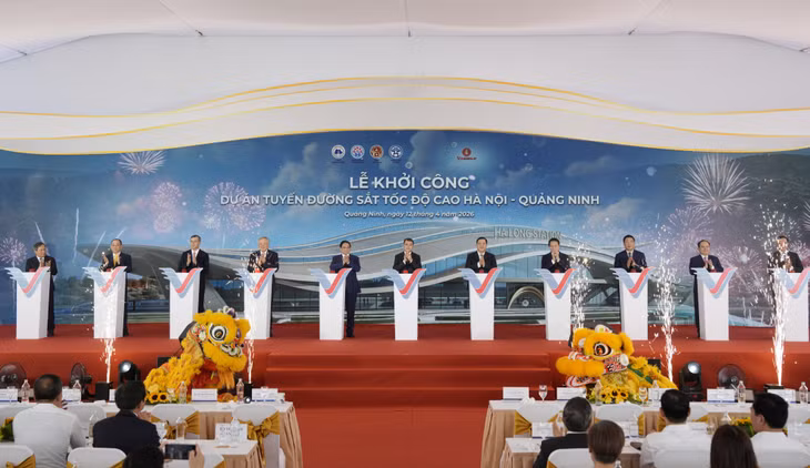 Các đại biểu bấm nút khởi công tuyến đường sắt tốc độ cao liên vùng đầu tiên của Việt Nam nối Hà Nội – Quảng Ninh. Ảnh: Đỗ Phương