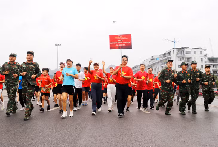 VĐV khối MTTQ và các đoàn thể của tỉnh tham gia Lễ phát động Ngày chạy Olympic “Vì sức khỏe toàn dân - Vì an ninh Tổ quốc” năm 2026. Ảnh: Khánh Giang