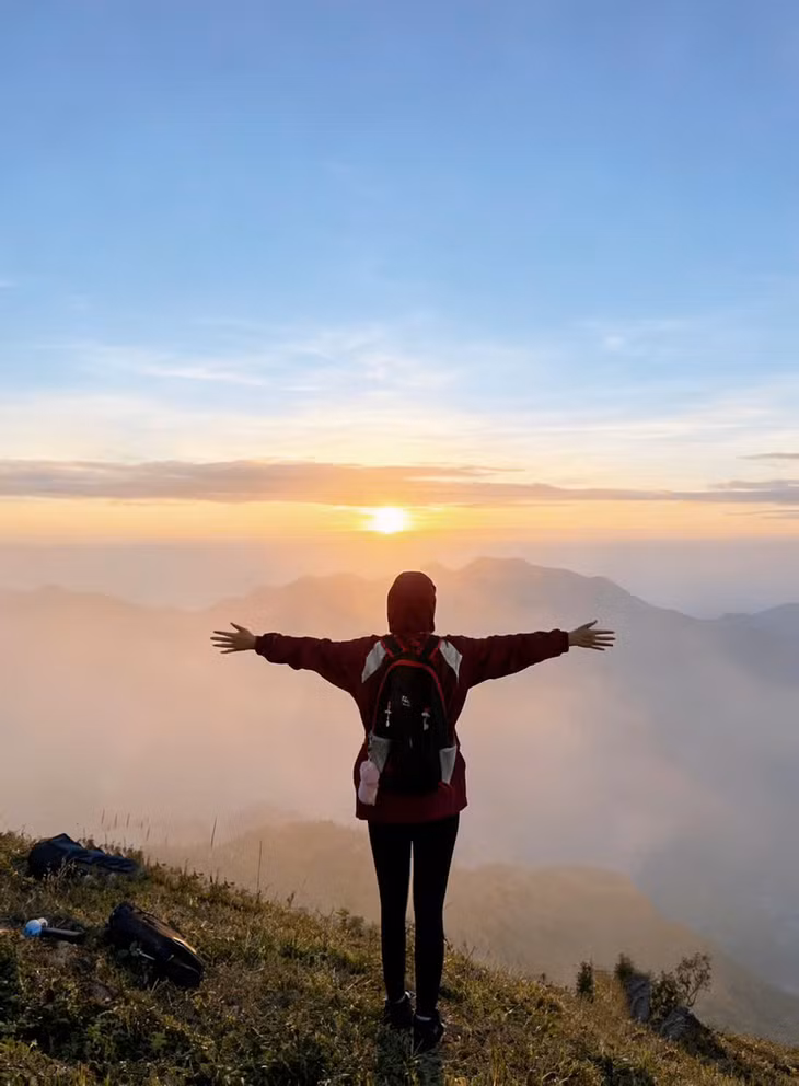 Leo núi vào buổi chiều, du khách sẽ được tận hưởng khoảnh khắc đón hoàng hôn tuyệt đẹp trên đỉnh núi Cao Xiêm giữa đất trời, núi non ngoạn mục.