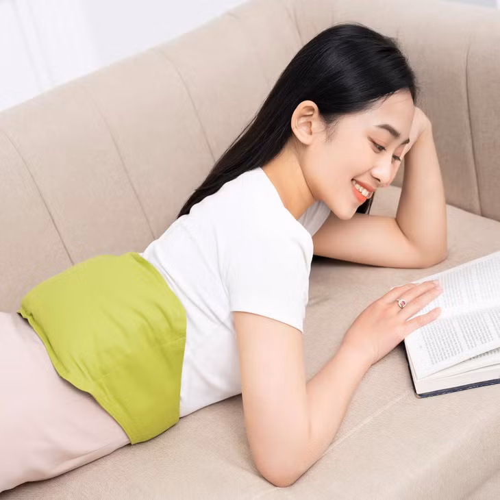 Chườm ấm vùng lưng có thể giúp thư giãn cơ, giảm căng cơ sau vận động hoặc sau thời gian ngồi lâu.