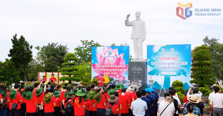Quang cảnh Lễ dâng hương Tượng đài Bác Hồ tại Khu di tích lưu niệm Chủ tịch Hồ Chí Minh tại đặc khu Cô Tô.