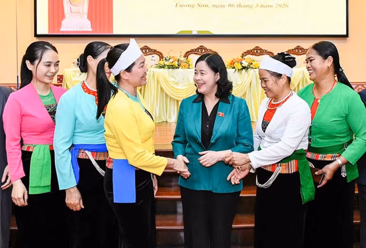 Ủy viên Bộ Chính trị, Bí thư Trung ương Đảng, Bí thư Đảng ủy MTTQ, các đoàn thể Trung ương, Chủ tịch Ủy ban Trung ương MTTQ Việt Nam Bùi Thị Minh Hoài cùng với cử tri tham dự Hội nghị tiếp xúc cử tri
