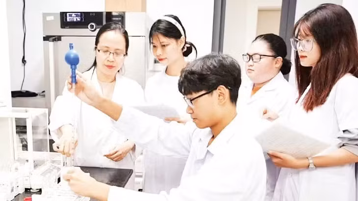 Sinh viên Đại học Quốc gia Hà Nội thực hành nghiên cứu khoa học.