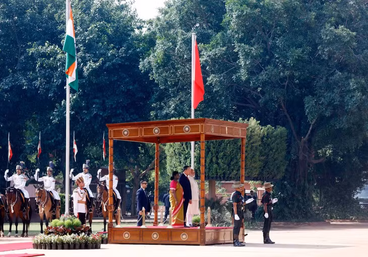 Tổng Bí thư, Chủ tịch nước Tô Lâm cùng Tổng thống Droupadi Murmu và Thủ tướng Narendra Modi trên bục danh dự, thực hiện nghi lễ chào cờ. (Ảnh: Thống Nhất/TTXVN)