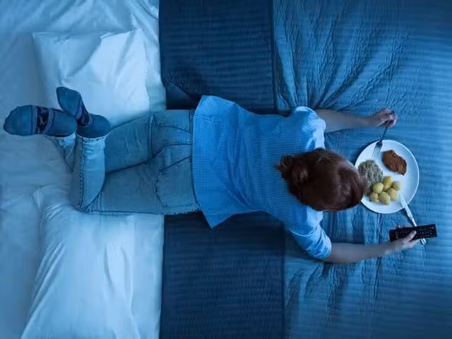 Cơn đói trước khi ngủ có thể do bữa tối quá sớm, ăn chưa đủ hoặc hoạt động thể chất nhiều trong ngày.