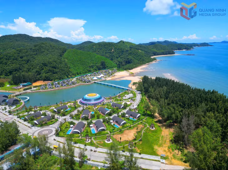 Khu nghỉ dưỡng Đầu Rồng là một trong những cơ sở lưu trú có quy mô và chất lượng nổi bật trên đảo. 