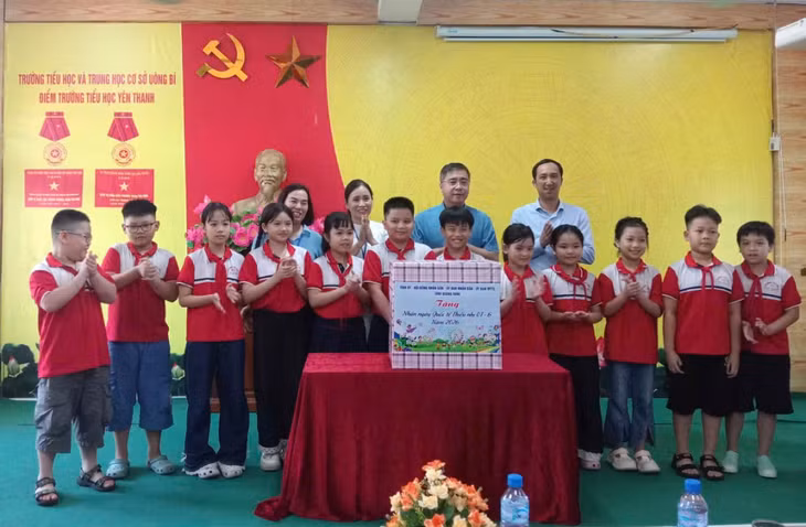 Đồng chí Nguyễn Chí Thành, Ủy viên BTV Tỉnh ủy, Phó Chủ tịch Thường trực Ủy ban MTTQ tỉnh tặng quà thiếu nhi điểm Trường Tiểu học Yên Thanh (Trường TH&amp;THCS Uông Bí).