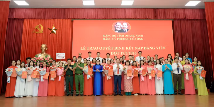Đảng ủy phường Cửa Ông trao quyết định kết nạp đảng viên tới 48 quần chúng ưu tú