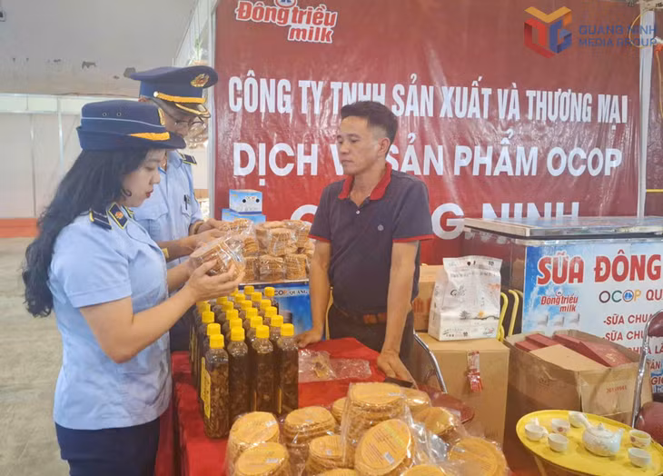 Đội QLTT số 5 kiểm tra việc đảm bảo an toàn thực phẩm, nguồn gốc sản phẩm tại Hội chợ OCOP Quảng Ninh - Hè 2026.