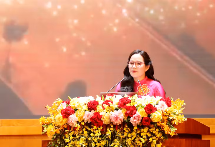 Thí sinh Vũ Thị Thảo, Ủy viên BCH Đảng bộ, Phó Chủ tịch Ủy ban MTTQ, Chủ tịch Hội Liên hiệp Phụ nữ phường Móng Cái 1, Đảng bộ phường Móng Cái 1 trình bày phần thi.