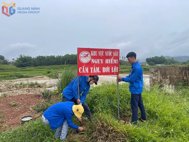 Đoàn Thanh niên xã Đông Ngũ cắm các biển cấm tại các điểm có nguy cơ xảy ra đuối nước trên địa bàn.
