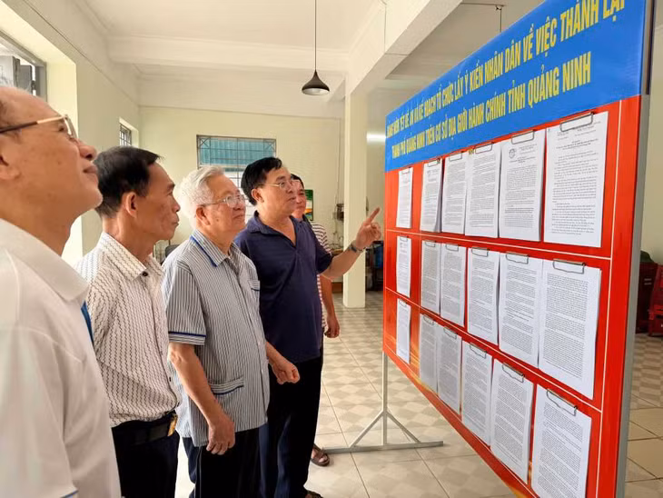 Nhân dân khu 2, phường Hạ Long theo dõi thông tin lấy ý kiến nhân dân về việc thành lập thành phố Quảng Ninh.