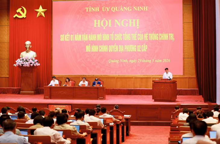 Các đại biểu tham luận tại hội nghị.