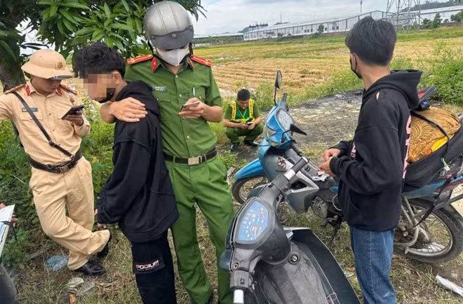 Tổ công tác khống chế, bắt giữ các đối tượng trộm xe máy. Ảnh: Công an Hà Tĩnh