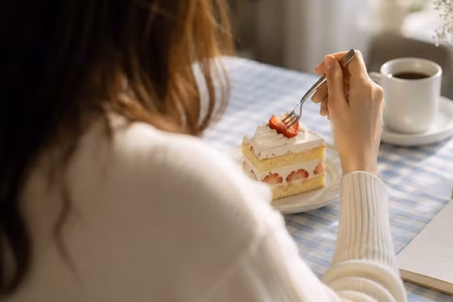 Người tiểu đường không nên bắt đầu ngày mới bằng các thực phẩm nhiều đường như bánh ngọt. Đồ họa: Vy Vy