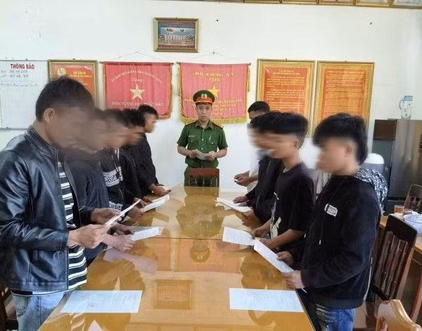 Công an tỉnh Quảng Ngãi tống đạt quyết định khởi tố bị can đối với các đối tượng liên quan vụ cố ý gây thương tích. Ảnh: Công an