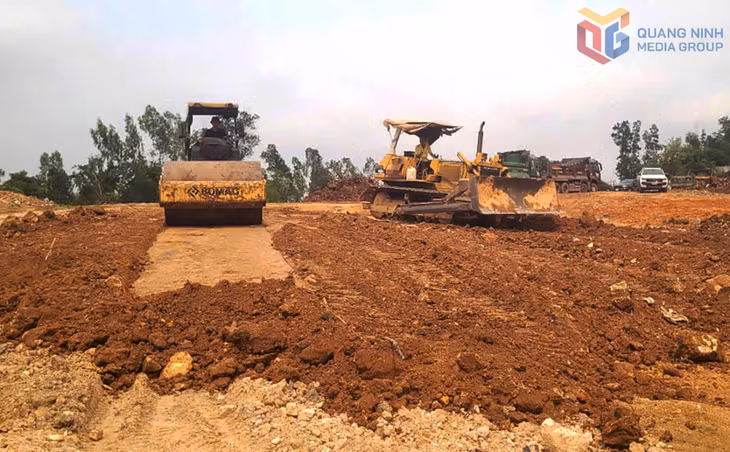 Đơn vị nhà thầu chuẩn bị thi công tòa nhà khám, chữa bệnh 8 tầng thuộc dự án mở rộng Bệnh viện Việt Nam - Thụy Điển Uông Bí. Ảnh: Thành Công