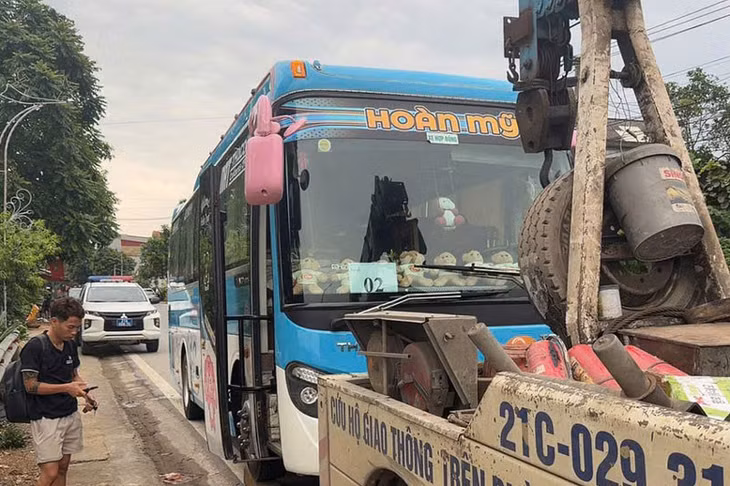 Chiếc xe khách có tài xế bị phát hiện chưa có giấy phép lái xe khi chở đoàn thiện nguyện. Ảnh: Công an Lào Cai
