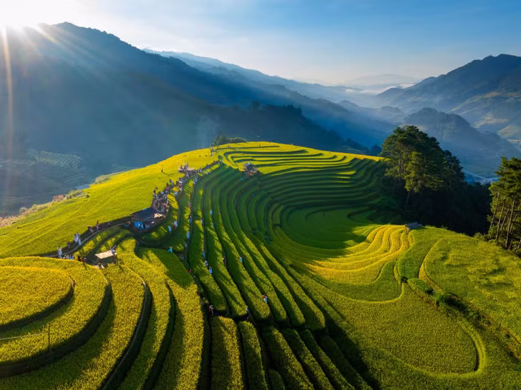 Lịch trình du lịch Mù Cang Chải không bao giờ thiếu điểm tham quan đồi Móng Ngựa. Sang giữa tháng 10, thời tiết Mù Cang Chải ít mưa, thuận lợi để lên lịch ngắm lúa chín cuối mùa.