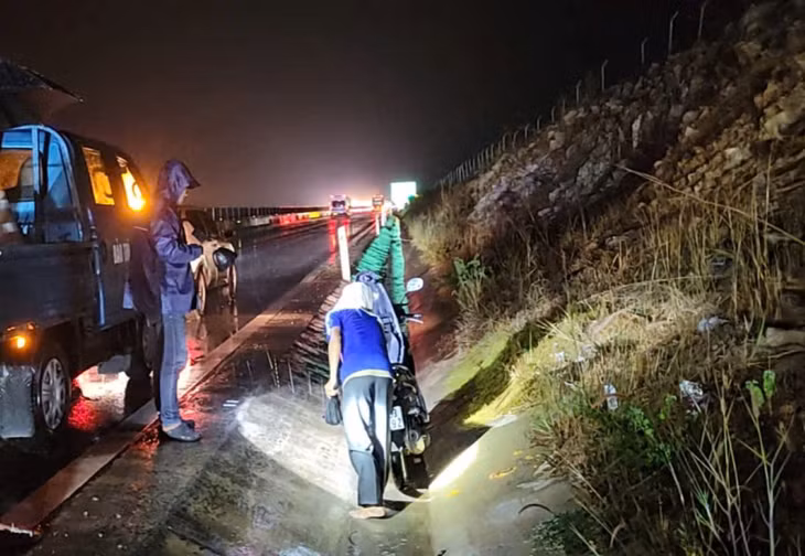 Tuần đường đã đưa xe máy và người ra khỏi cao tốc. Ảnh: Tuần đường