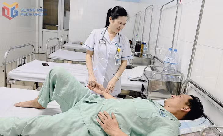 Điều dưỡng trưởng Nguyễn Thị Thu Hằng, Khoa Ngoại tổng hợp (Bệnh viện Bãi Cháy) ân cần hỏi thăm bệnh nhân.