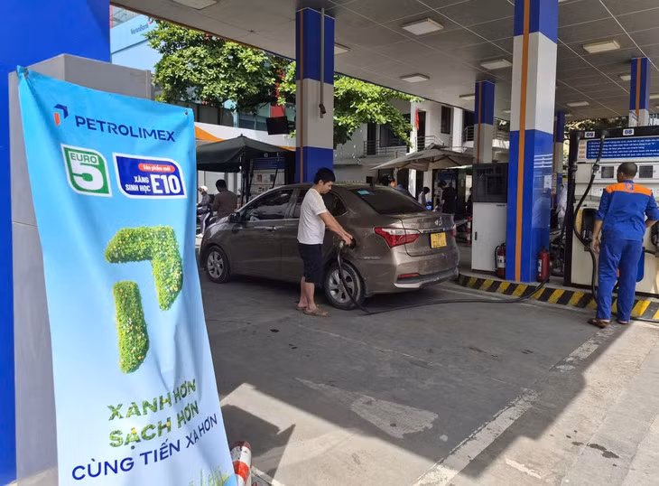 Người dân Hà Nội đổ xăng E10 tại một cây xăng trên phố Nguyễn Lương Bằng - Ảnh: N.AN