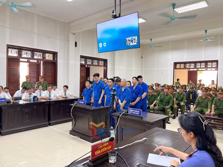 Các bị cáo nghe Chủ tọa phiên tòa đọc tội danh.