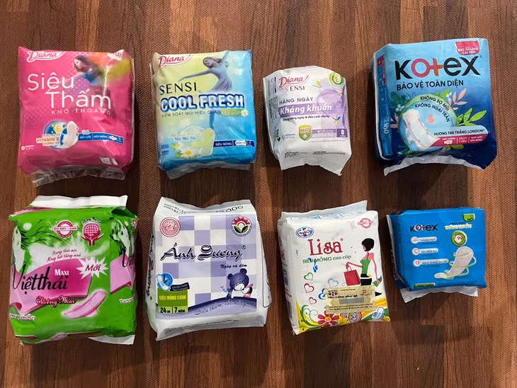 Các nhãn hiệu băng vệ sinh bị làm giả bị lực lượng chức năng phát hiện - Ảnh: Lực lượng quản lý thị trường cung cấp