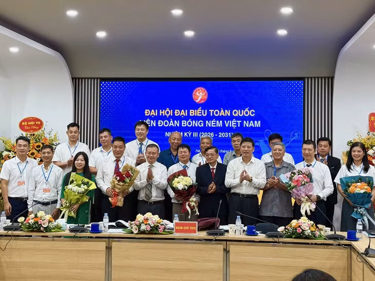Bình luận viên Vũ Quang Huy (hàng đầu, thứ hai từ phải qua) cùng các thành viên Ban Chấp hành Liên đoàn Bóng ném Việt Nam nhiệm kỳ III - Ảnh: MINH CHIẾN